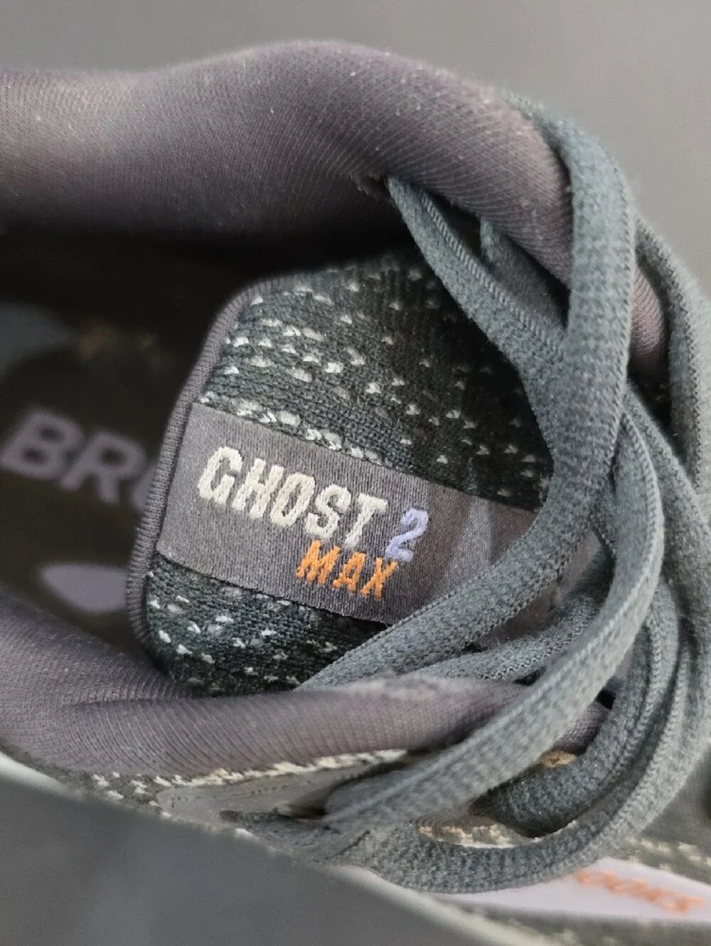 Brooks Ghost MAX 2 Women’s Gray Running Shoes with Light Pink Accents Size 6